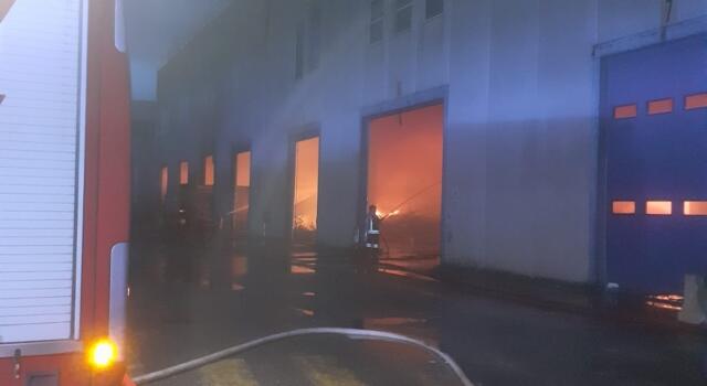 Incendio al magazzino di stoccaggio dei rifiuti in via Pasubio: le raccomandazioni del sindaco