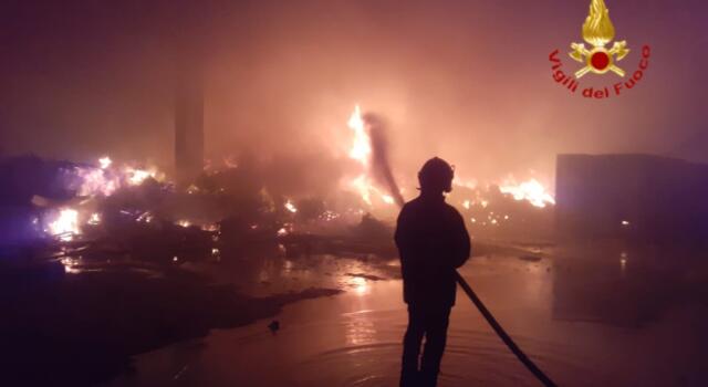 Incendio nel deposito di rifiuti