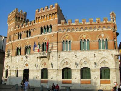 Coronavirus, centinaia ristoratori in piazza a Grosseto: bruciate licenze