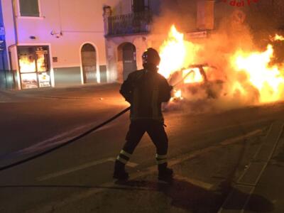 Auto in fiamme illeso il conducente