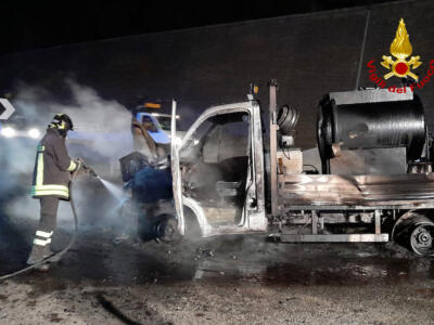 Incendio macchina operatrice in autostrada A1