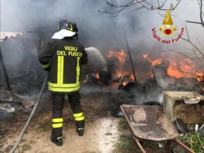 Incendio in annesso agricolo domato dai vigili del fuoco, nessun ferito