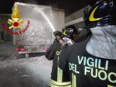 A fuoco camion con rifiuti plastici