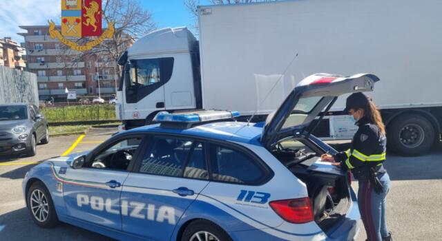 Trasportava carni senza elementari norme igieniche: multato dalla polizia stradale