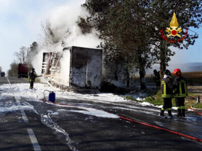 Incendio semirimorchio sulla statale Siena Grosseto. Viabilità ripristinata