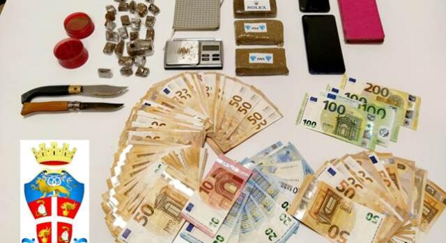 Carabinieri individuano casa di spaccio, sequestrati 400 grammi di hashish e 5000 euro