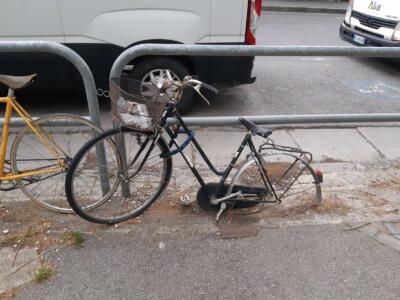 Rimossi numerosi relitti di biciclette nel centro storico dalla Polizia Municipale