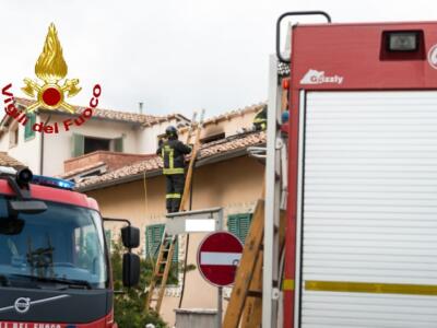 Due incendi nel pomeriggio: muore un cane, evacuate due abitazioni