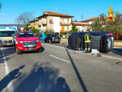 Incidente stradale, vigili del fuoco estraggano i conducenti incastrati, due feriti