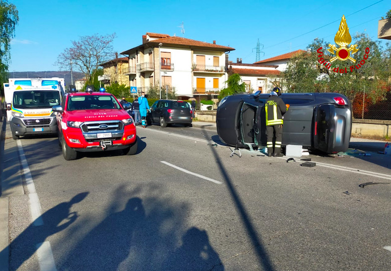 Incidente Stradale Vigili Del Fuoco Estraggano I Conducenti Incastrati Due Feriti