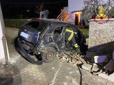 Incidente stradale, Conducenti tratti in salvo dai Vigili del Fuoco