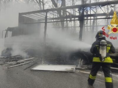 Incendio mezzo pesante domato dai Vigili del Fuoco, nessuna persona coinvolta