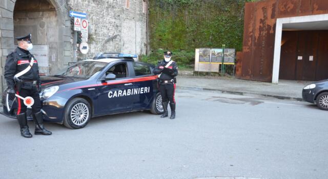 Coltello in mezzo a lite fra vicini: denunciato dai carabinieri