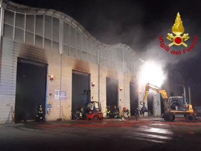 Incendio in un capannone per lo smaltimento dei rifiuti