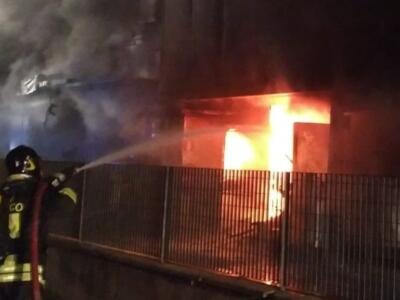 Incendio in azienda orafa: al lavoro 14 squadre di pompieri