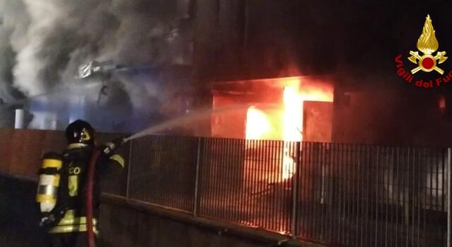 Incendio in azienda orafa: al lavoro 14 squadre di pompieri