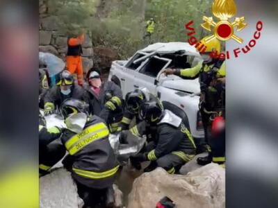 Incidente in minivan, sbanda e finisce nel dirupo con 6 persone all’ interno