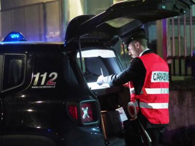 Lancia bottiglie e aggredisce  i carabinieri, arrestato 26enne