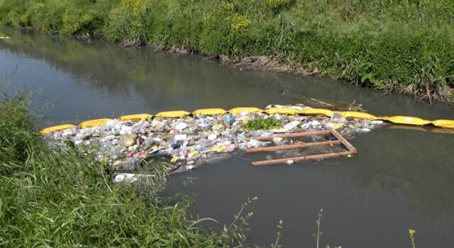 Massa, rimossi i rifiuti dal fosso Lavello