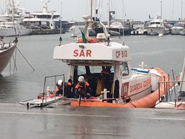 Cade in acqua con la sedia: recupero  congiunto della Guardia Costiera e dei Vigili del Fuoco di Viareggio
