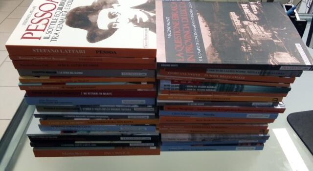 Tralerighe Libri Editore ha donato 34 volumi alla biblioteca &#8220;G. Ungaretti&#8221;