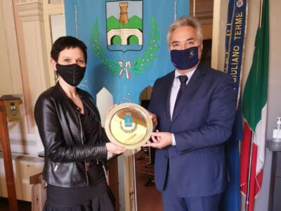 Sindaco Di Maio consegna riconoscimento a Valentina Landucci, giornalista del Tirreno