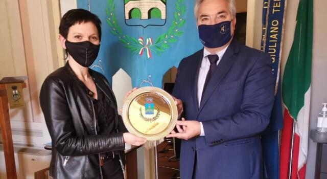Sindaco Di Maio consegna riconoscimento a Valentina Landucci, giornalista del Tirreno