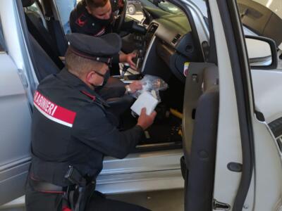 Viaggiavano con mezzo chilo di cocaina in auto, arrestati dai carabinieri