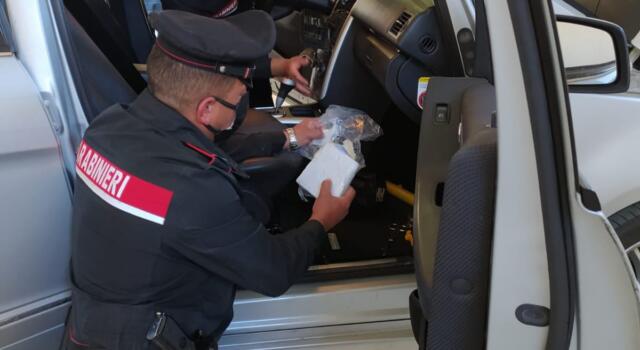 Viaggiavano con mezzo chilo di cocaina in auto, arrestati dai carabinieri