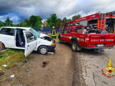 Incidente stradale tra furgone e auto, due i feriti