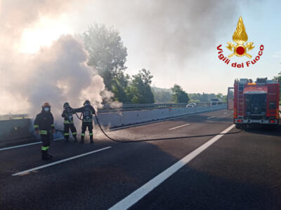 Ruota di autoarticolato prende fuoco in autostrada