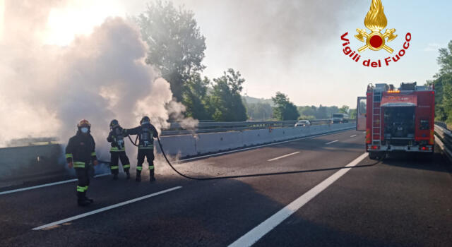 Ruota di autoarticolato prende fuoco in autostrada