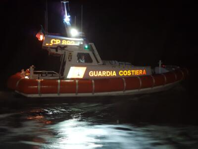 Evacuazione medica per donna 43enne da un catamarano vicino al porto di Cavo