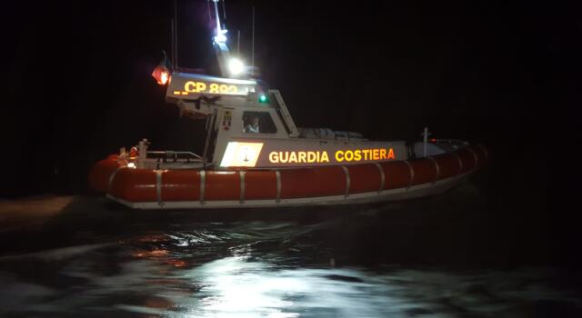 Evacuazione medica per donna 43enne da un catamarano vicino al porto di Cavo