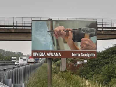 Installazione cartellone autostradale turistico sul marmo e la sua scultura