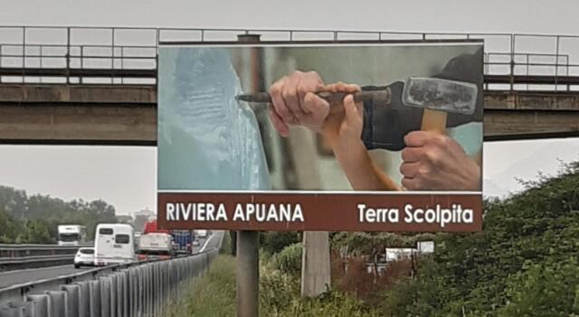 Installazione cartellone autostradale turistico sul marmo e la sua scultura