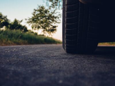 Fermato mentre rubava le gomme a un furgone sotto sequestro