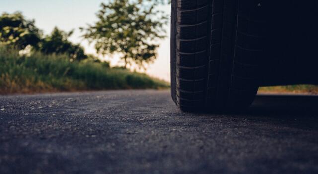 Fermato mentre rubava le gomme a un furgone sotto sequestro