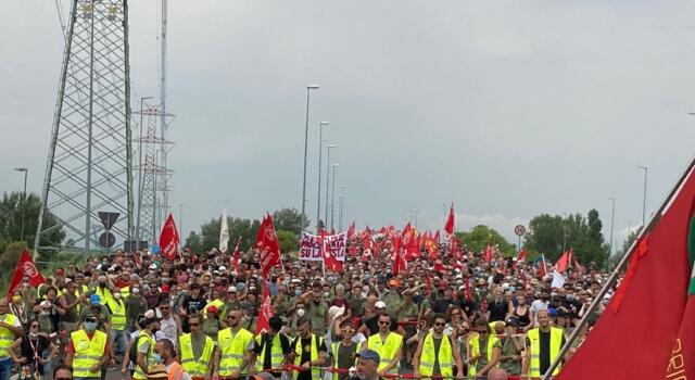 Gkn: sfilano in migliaia a Campi Bisenzio a difesa dei lavoratori licenziati