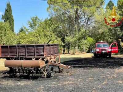 Due ore “di fuoco” per la campagna senese mentre le persone continuano a bruciare sterpaglie.