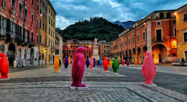 Carrara, parte la V edizione Festival del Marmo, invasione di animali colorati tra installazioni e mostre