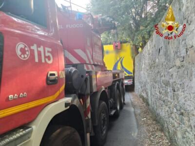 Firenze: camion si incastra in una via