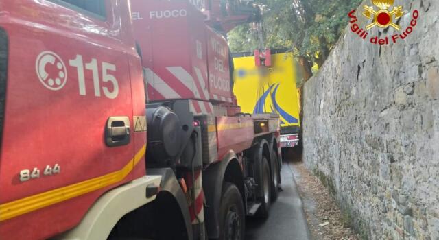 Firenze: camion si incastra in una via