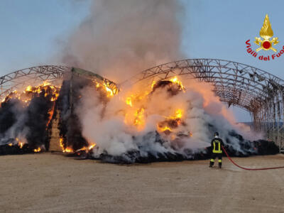 Incendio struttura contenente fieno e mezzi agricoli, nessuna persona coinvolta