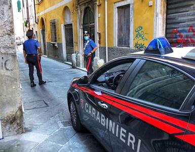 Minaccia la ex con un martello davanti ai carabinieri, arrestato