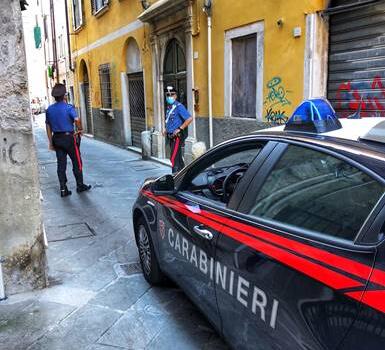 Minaccia la ex con un martello davanti ai carabinieri, arrestato