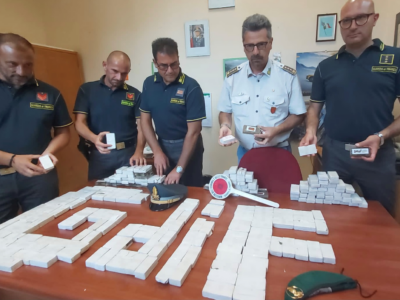 Fermano un furgone e trovano… 262 mattoncini di hashish