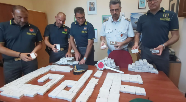 Fermano un furgone e trovano&#8230; 262 mattoncini di hashish