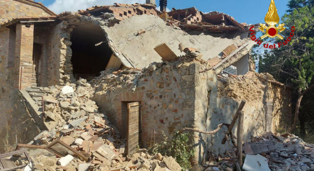 Esplosione a Castelnuovo Val di Cecina, crolla un fabbricato