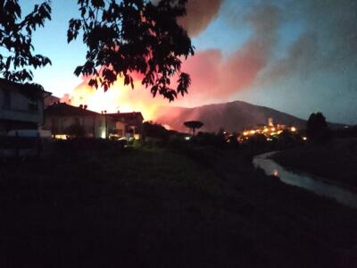 Vasto incendio sui monti pisani: squadre dei vigili del fuoco da mezza Toscana